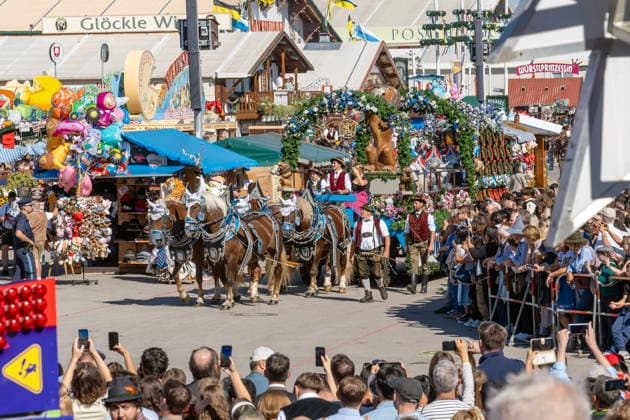 Oktoberfest 2026, ceremonial parade of the festival tent operators shortly before noon, Wiesn kicks off under bright sunshine and temperatures up to 24 degrees—perfect Wiesn weather—opening day,