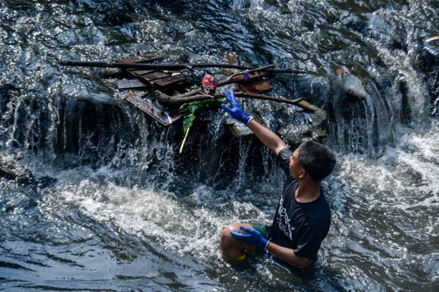 September 19, 2026, Bandung, West Java, Indonesia: Volunteers participated in a cleanup of the Cikakak River as part of World Cleanup Day in Bandung, Indonesia. The activity took place in a section of the river with high concentrations of plastic and household waste. Initiated by River Cleanup Indonesia and One Six Sauyunan, the program engaged environmental volunteers and students in preserving the river ecosystem and educating residents to instill the value of cleanliness. Bandung Indonesia - ZUMAr272 20260919_zip_r272_004 Copyright: xDimasxRachmatsyahx