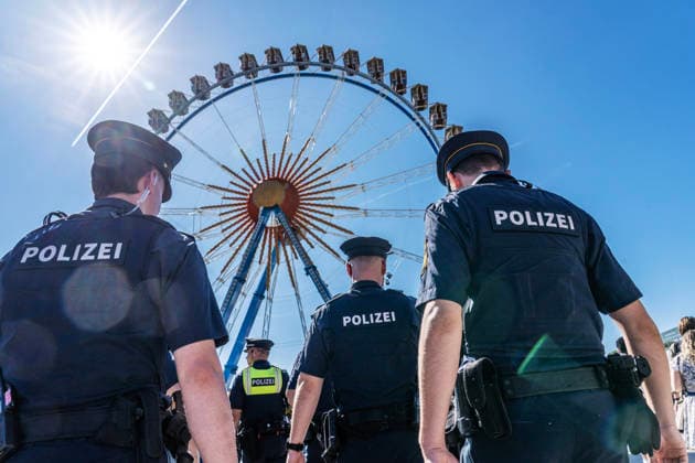Oktoberfest 2026, police patrol on the festival grounds, Ferris wheel, Munich, September 19, 2026 Germany, Munich, September 19, 2026, Oktoberfest 2026, police patrol in front of the Ferris wheel; about 600 police officers ensure safety at the Wiesn. The Wiesn kicks off with temperatures up to 24 degrees on Saturday at 12:30 p.m.—perfect Wiesn weather, t