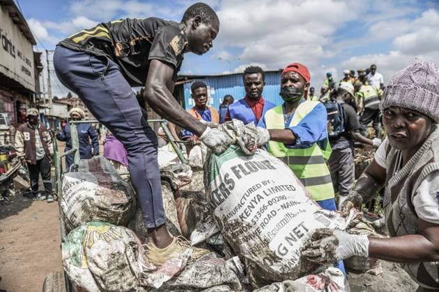 World Cleanup Day event in Kenya NAIROBI, KENYA - SEPTEMBER 19: Participants collect waste consisting of plastic, metal and glass as part of World Cleanup Day activities to raise awareness of environmental and marine pollution in Kibera, one of Africa s largest informal settlements in Nairobi, Kenya, on September 19, 2026. Gerald Anderson Anadolu Nairobi Kenya. Editorial use only. Please get in touch for any other usage.  Copyright: x2026xAnadoluxGeraldxAndersonx