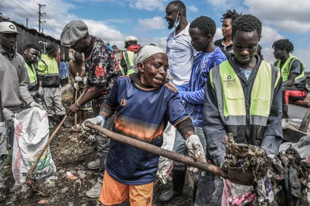 World Cleanup Day event in Kenya NAIROBI, KENYA - SEPTEMBER 19: Participants collect waste consisting of plastic, metal and glass as part of World Cleanup Day activities to raise awareness of environmental and marine pollution in Kibera, one of Africa s largest informal settlements in Nairobi, Kenya, on September 19, 2026. Gerald Anderson Anadolu Nairobi Kenya. Editorial use only. Please get in touch for any other usage.  Copyright: x2026xAnadoluxGeraldxAndersonx