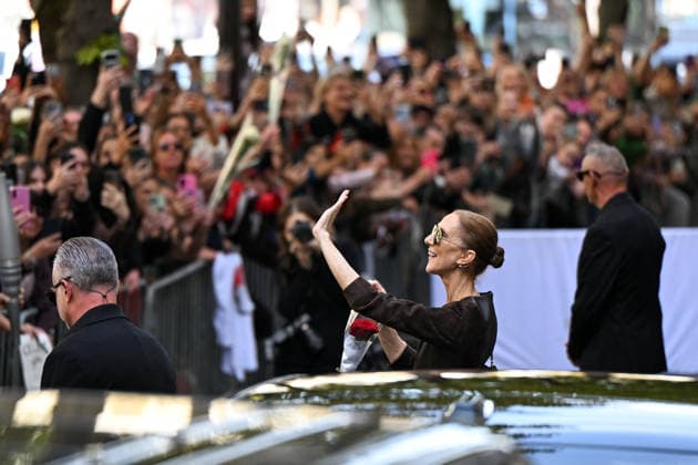 Céline Dion was cheered by her fans as she left the Royal Monceau hotel in Paris, before heading to the Plenitude Arena at Paris La Défense for her fourth concert date on September 19, 2026. Lionel Urman Bestimage Céline Dion is cheered by fans as she leaves the Royal Monceau Hotel in Paris, before heading to the Plenitude Arena at Paris La Défense for her fourth concert date on September 19, 2026, Paris, France Copyright: xLIONELxURMANxx xBESTIMAGExLIONELxURMANxx xBESTIMAGEx