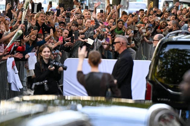 Céline Dion was cheered by her fans as she left the Royal Monceau hotel in Paris, before heading to the Plenitude Arena at Paris La Défense for her fourth concert date on September 19, 2026. Lionel Urman Bestimage Céline Dion is cheered by fans as she leaves the Royal Monceau Hotel in Paris, before heading to the Plenitude Arena at Paris La Défense for her fourth concert date on September 19, 2026, Paris, France Copyright: xLIONELxURMANxx xBESTIMAGExLIONELxURMANxx xBESTIMAGEx