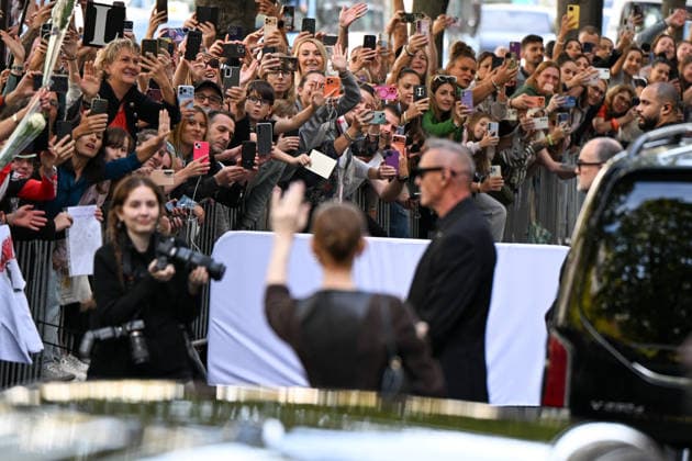 Céline Dion was cheered by her fans as she left the Royal Monceau hotel in Paris, before heading to the Plenitude Arena at Paris La Défense for her fourth concert date on September 19, 2026. Lionel Urman Bestimage Céline Dion is cheered by fans as she leaves the Royal Monceau Hotel in Paris, before heading to the Plenitude Arena at Paris La Défense for her fourth concert date on September 19, 2026, Paris, France  Copyright: xLIONELxURMANxx xBESTIMAGExLIONELxURMANxx xBESTIMAGEx