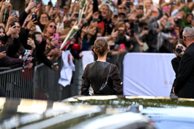 Céline Dion was cheered by her fans as she left the Royal Monceau hotel in Paris, before heading to the Plenitude Arena at Paris La Défense for her fourth concert date on September 19, 2026. Lionel Urman Bestimage Céline Dion is cheered by fans as she leaves the Royal Monceau Hotel in Paris, before heading to the Plenitude Arena at Paris La Défense for her fourth concert date on September 19, 2026, Paris, France  Copyright: xLIONELxURMANxx xBESTIMAGExLIONELxURMANxx xBESTIMAGEx