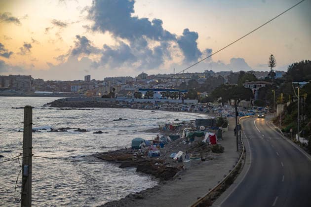 More than 2,000 migrants return to the Trampolín and Benítez beaches in Ceuta after being turned away from the Puerto Migrantes camp Migrants in shanties on Trampolín Beach, September 19, 2026, in Ceuta, Spain. More than 2,000 migrants have returned to the settlements on Ceuta’s Trampolín and Benítez beaches after the temporary reception facility set up in the city’s port reached full capacity. Prior to the transfer on Friday, September 18, it was estimated that more 4,000 undocumented migrants were living in the beach shantytowns. Of these, only 1,700 were able to be accommodated at the Muelle de Poniente camp, while the rest have returned to the beaches. SEPTEMBER 19, 2026 MIGRATION CRISIS Ceuta Ceuta Spain Copyright: xMarcosxMorenox 7785979