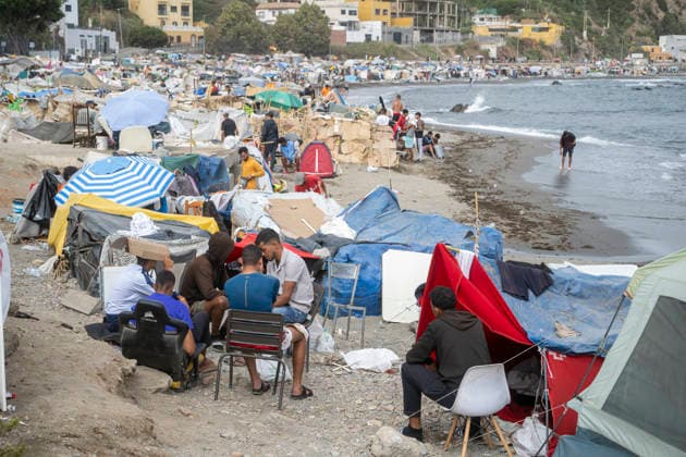 More than 2,000 migrants return to the Trampolín and Benítez beaches in Ceuta after being turned away from the Puerto Migrantes camp Migrants in shanties on Trampolín Beach, September 19, 2026, in Ceuta, Spain. More than 2,000 migrants have returned to the settlements on Ceuta’s Trampolín and Benítez beaches after the temporary reception facility set up in the city’s port reached full capacity. Prior to the transfer on Friday, September 18, it was estimated that more 4,000 undocumented migrants were living in the beach shantytowns. Of these, only 1,700 were able to be accommodated at the Muelle de Poniente camp, while the rest have returned to the beaches. SEPTEMBER 19, 2026 MIGRATION CRISIS Ceuta Ceuta Spain Copyright: xMarcosxMorenox 7785989