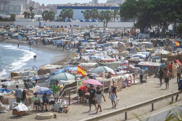 More than 2,000 migrants return to the Trampolín and Benítez beaches in Ceuta after being turned away from the Puerto Migrantes camp Migrants in shanties on Trampolín Beach, September 19, 2026, in Ceuta, Spain. More than 2,000 migrants have returned to the settlements on Ceuta’s Trampolín and Benítez beaches after the temporary reception facility set up in the city’s port reached full capacity. Prior to the transfer on Friday, September 18, it was estimated that more 4,000 undocumented migrants were living in the beach shantytowns. Of these, only 1,700 were able to be accommodated at the Muelle de Poniente camp, while the rest have returned to the beaches. SEPTEMBER 19, 2026 MIGRATION CRISIS Ceuta Ceuta Spain Copyright: xMarcosxMorenox 7785994