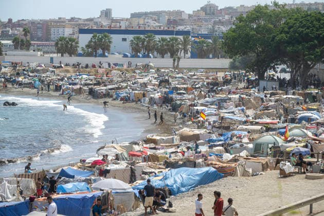 More than 2,000 migrants return to the Trampolín and Benítez beaches in Ceuta after being turned away from the Puerto Migrantes camp Migrants in shanties on Trampolín Beach, September 19, 2026, in Ceuta, Spain. More than 2,000 migrants have returned to the settlements on Ceuta’s Trampolín and Benítez beaches after the temporary reception facility set up in the city’s port reached full capacity. Prior to the transfer on Friday, September 18, it was estimated that more 4,000 undocumented migrants were living in the beach shantytowns. Of these, only 1,700 were able to be accommodated at the Muelle de Poniente camp, while the rest have returned to the beaches. SEPTEMBER 19, 2026 MIGRATION CRISIS Ceuta Ceuta Spain Copyright: xMarcosxMorenox 7785995