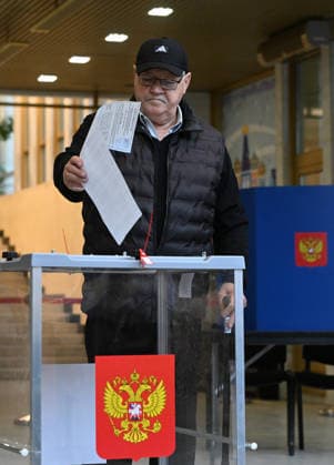 Voting begins in Russia s parliamentary election ST. PETERSBURG, RUSSIA - SEPTEMBER 19: People vote in Russia s parliamentary election at a polling station in St. Petersburg, Russia, on September 19, 2026. The Sept. 18-20 vote will determine the ninth convocation of the State Duma, with parliamentary elections being held for the first time since the beginning of the Ukraine conflict in February 2022. The elections are being held as part of Russia’s Single Voting Day, with voters in eight regions choosing governors or heads of regions, while parliamentary elections are taking place in 39 regions. Pavel Litvinov Anadolu Saint Petersburg Russia. Editorial use only. Please get in touch for any other usage.  Copyright: x2026xAnadoluxPavelxLitvinovx