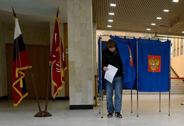 Voting begins in Russia s parliamentary election ST. PETERSBURG, RUSSIA - SEPTEMBER 19: People vote in Russia s parliamentary election at a polling station in St. Petersburg, Russia, on September 19, 2026. The Sept. 18-20 vote will determine the ninth convocation of the State Duma, with parliamentary elections being held for the first time since the beginning of the Ukraine conflict in February 2022. The elections are being held as part of Russia’s Single Voting Day, with voters in eight regions choosing governors or heads of regions, while parliamentary elections are taking place in 39 regions. Pavel Litvinov Anadolu Saint Petersburg Russia. Editorial use only. Please get in touch for any other usage.  Copyright: x2026xAnadoluxPavelxLitvinovx