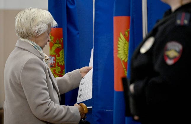Voting begins in Russia s parliamentary election ST. PETERSBURG, RUSSIA - SEPTEMBER 19: People vote in Russia s parliamentary election at a polling station in St. Petersburg, Russia, on September 19, 2026. The Sept. 18-20 vote will determine the ninth convocation of the State Duma, with parliamentary elections being held for the first time since the beginning of the Ukraine conflict in February 2022. The elections are being held as part of Russia’s Single Voting Day, with voters in eight regions choosing governors or heads of regions, while parliamentary elections are taking place in 39 regions. Pavel Litvinov Anadolu Saint Petersburg Russia. Editorial use only. Please get in touch for any other usage.  Copyright: x2026xAnadoluxPavelxLitvinovx