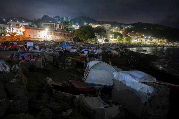 More than 2,000 migrants return to the Trampolín and Benítez beaches in Ceuta after being turned away from the Puerto Migrantes camp; migrants in shacks on Trampolín Beach, September 19, 2026, in Ceuta, Spain. More than 2,000 migrants have returned to the settlements on Ceuta’s Trampolín and Benítez beaches after the temporary reception facility set up in the city’s port reached capacity. Prior to the transfer on Friday, September 18, it was estimated that more 4,000 undocumented migrants were living in the beach shantytowns. Of these, only 1,700 were able to be accommodated at the Muelle de Poniente camp, while the rest have returned to the beaches. SEPTEMBER 19, 2026 MIGRATION CRISIS Ceuta Ceuta Spain Copyright: xMarcosxMorenox 7785999