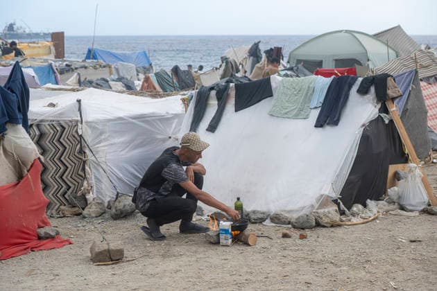 More than 2,000 migrants return to the Trampolín and Benítez beaches in Ceuta after being turned away from the Puerto Migrante camp. A kitchen on Trampolín Beach, September 19, 2026, in Ceuta, Spain. More than 2,000 migrants have returned to the settlements on Ceuta’s Trampolín and Benítez beaches after the temporary shelter facility set up in the city’s port reached capacity. Prior to the relocation on Friday, September 18, it was estimated that more 4,000 undocumented migrants were living in the beach shantytowns. Of these, only 1,700 could be accommodated at the Muelle de Poniente camp, while the rest have returned to the beaches. SEPTEMBER 19, 2026 MIGRATION CRISIS Ceuta Ceuta Spain Copyright: xMarcosxMorenox 7786022