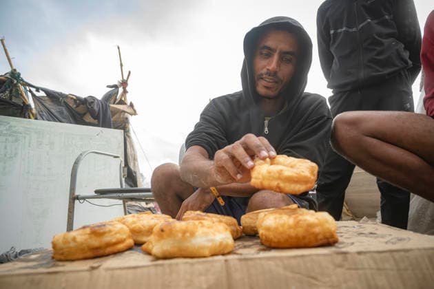 More than 2,000 migrants return to the Trampolín and Benítez beaches in Ceuta after being turned away from the Puerto Migrante camp. A kitchen on Trampolín Beach, September 19, 2026, in Ceuta, Spain. More than 2,000 migrants have returned to the settlements on Ceuta’s Trampolín and Benítez beaches after the temporary shelter facility set up in the city’s port reached capacity. Prior to the relocation on Friday, September 18, it was estimated that more 4,000 undocumented migrants were living in the beach shantytowns. Of these, only 1,700 could be accommodated at the Muelle de Poniente camp, while the rest have returned to the beaches. SEPTEMBER 19, 2026 MIGRATION CRISIS Ceuta Ceuta Spain Copyright: xMarcosxMorenox 7786023