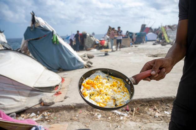 More than 2,000 migrants return to the Trampolín and Benítez beaches in Ceuta after being turned away from the Puerto Migrante camp. A kitchen on Trampolín Beach, September 19, 2026, in Ceuta, Spain. More than 2,000 migrants have returned to the settlements on Ceuta’s Trampolín and Benítez beaches after the temporary shelter facility set up in the city’s port reached capacity. Prior to the relocation on Friday, September 18, it was estimated that more 4,000 undocumented migrants were living in the beach shantytowns. Of these, only 1,700 could be accommodated at the Muelle de Poniente camp, while the rest have returned to the beaches. SEPTEMBER 19, 2026 MIGRATION CRISIS Ceuta Ceuta Spain Copyright: xMarcosxMorenox 7786024