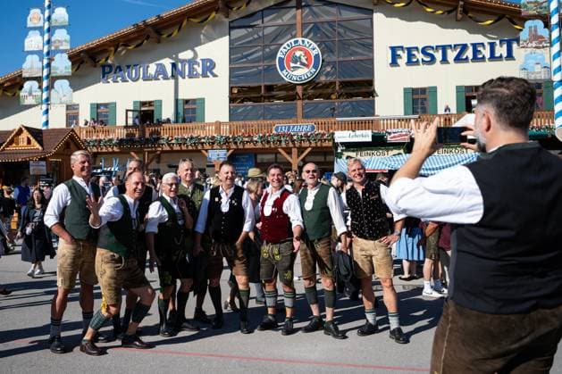 (260919) -- MUNICH, Sept. 19, 2026 -- People pose for photos at the Oktoberfest in Munich, Germany, Sept. 19, 2026. The 191st Oktoberfest, one of the largest folk festivals in Germany, opened on Saturday in Munich, with mayor Dominik Krause tapping the first barrel of beer as a tradition. This year s festival will last until Oct. 4. ) GERMANY-MUNICH-OKTOBERFEST-OPENING ZhangxHaofu 