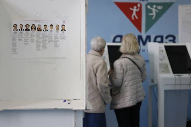 Russians set to elect 450 State Duma members in 3-day election MOSCOW, RUSSIA - SEPTEMBER 19: People vote in Russia s parliamentary election at a polling station in Moscow, Russia, on September 19, 2026. Russian voters will begin voting early Friday to elect the 450 members of the State Duma, the lower house of parliament, in a three-day election that also includes regional and local contests across the country. The Sept. 18-20 vote will determine the ninth convocation of the State Duma, with parliamentary elections being held for the first time since the beginning of the Ukraine conflict in February 2022. Yulia Morozova Anadolu Moscow Russia. Editorial use only. Please get in touch for any other usage.  Copyright: x2026xAnadoluxYuliaxMorozovax