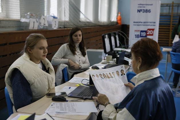 Russians set to elect 450 State Duma members in 3-day election MOSCOW, RUSSIA - SEPTEMBER 19: People vote in Russia s parliamentary election at a polling station in Moscow, Russia, on September 19, 2026. Russian voters will begin voting early Friday to elect the 450 members of the State Duma, the lower house of parliament, in a three-day election that also includes regional and local contests across the country. The Sept. 18-20 vote will determine the ninth convocation of the State Duma, with parliamentary elections being held for the first time since the beginning of the Ukraine conflict in February 2022. Yulia Morozova Anadolu Moscow Russia. Editorial use only. Please get in touch for any other usage.  Copyright: x2026xAnadoluxYuliaxMorozovax