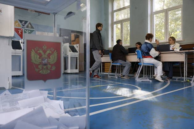 Russians set to elect 450 State Duma members in 3-day election MOSCOW, RUSSIA - SEPTEMBER 19: People vote in Russia s parliamentary election at a polling station in Moscow, Russia, on September 19, 2026. Russian voters will begin voting early Friday to elect the 450 members of the State Duma, the lower house of parliament, in a three-day election that also includes regional and local contests across the country. The Sept. 18-20 vote will determine the ninth convocation of the State Duma, with parliamentary elections being held for the first time since the beginning of the Ukraine conflict in February 2022. Yulia Morozova Anadolu Moscow Russia. Editorial use only. Please get in touch for any other usage.  Copyright: x2026xAnadoluxYuliaxMorozovax