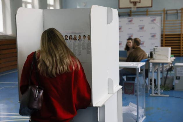 Russians set to elect 450 State Duma members in 3-day election MOSCOW, RUSSIA - SEPTEMBER 19: People vote in Russia s parliamentary election at a polling station in Moscow, Russia, on September 19, 2026. Russian voters will begin voting early Friday to elect the 450 members of the State Duma, the lower house of parliament, in a three-day election that also includes regional and local contests across the country. The Sept. 18-20 vote will determine the ninth convocation of the State Duma, with parliamentary elections being held for the first time since the beginning of the Ukraine conflict in February 2022. Yulia Morozova Anadolu Moscow Russia. Editorial use only. Please get in touch for any other usage.  Copyright: x2026xAnadoluxYuliaxMorozovax