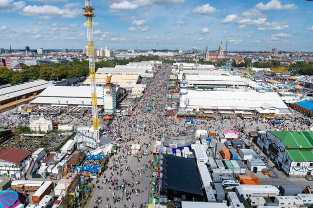 Oktoberfest 2026, a panoramic view from the Ferris wheel over the breweries’ festival tents to St. Paul’s Church; the Wiesn kicks off under bright sunshine and temperatures up to 24 degrees—perfect Wiesn wea