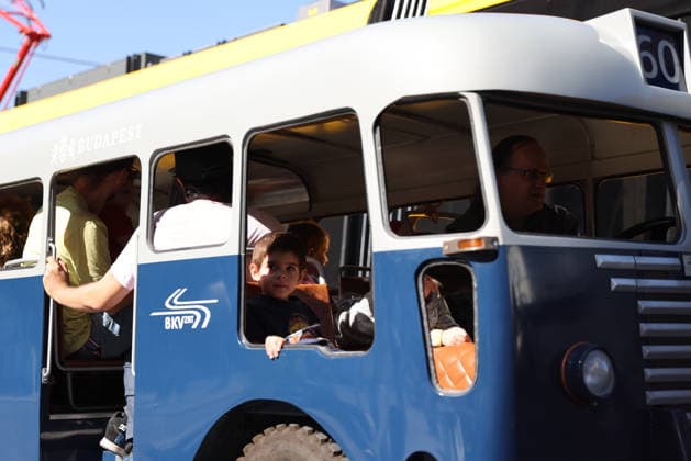 (260919) -- BUDAPEST, Sept. 19, 2026 -- People take a mini bus during a car-free weekend event in Budapest, Hungary, on Sept. 19, 2026. Budapest is holding a car-free weekend on Sept. 19-20 as part of European Mobility Week, promoting environmentally friendly and sustainable travel through public transport vehicle displays, cycling activities and family events. ) HUNGARY-BUDAPEST-CAR-FREE WEEKEND HuxZhixuan 