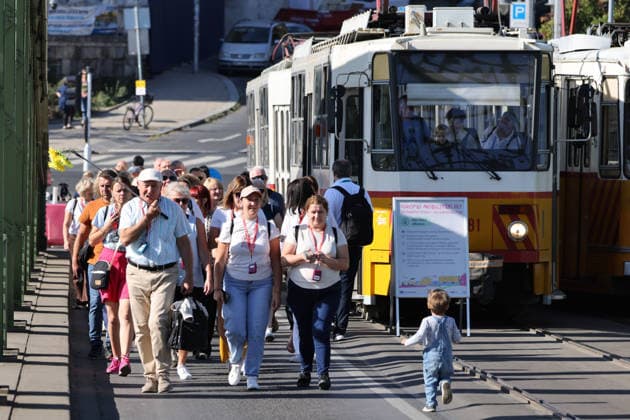 (260919) -- BUDAPEST, Sept. 19, 2026 -- People attend a car-free weekend event in Budapest, Hungary, on Sept. 19, 2026. Budapest is holding a car-free weekend on Sept. 19-20 as part of European Mobility Week, promoting environmentally friendly and sustainable travel through public transport vehicle displays, cycling activities and family events. (Photo by Xinhua) HUNGARY-BUDAPEST-CAR-FREE WEEKEND AttilaxVolgyi 