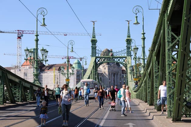 (260919) -- BUDAPEST, Sept. 19, 2026 -- People attend a car-free weekend event in Budapest, Hungary, on Sept. 19, 2026. Budapest is holding a car-free weekend on Sept. 19-20 as part of European Mobility Week, promoting environmentally friendly and sustainable travel through public transport vehicle displays, cycling activities and family events. ) HUNGARY-BUDAPEST-CAR-FREE WEEKEND HuxZhixuan 