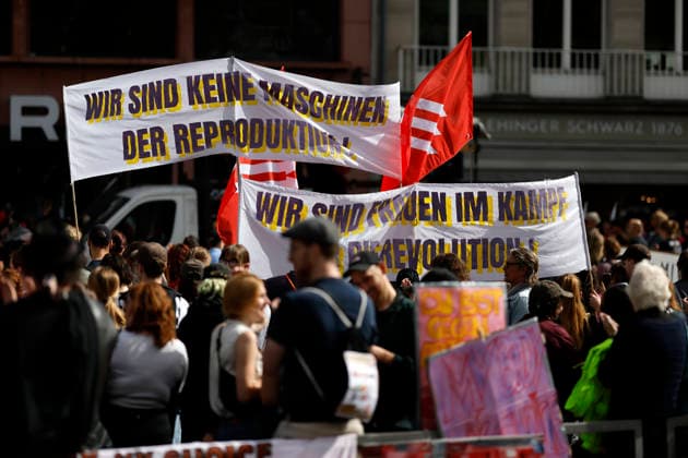 A left-wing counter-demonstration, involving far-left extremist groups, protests against the fourth March for Life in Cologne. Demonstrators display banners with slogans s Copyright: xChristophxHardtx
