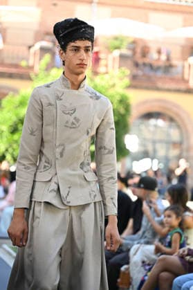Apo Biyeyemete - Mercedes Benz Fashion Week Madrid, Spain - 19 Sep 2026 A model parades with Apo Biyeyemete a design during the Mercedes Benz Fashion Week Madrid at Cibeles Palace in Madrid. Madrid Spain Copyright: xAtilanoxGarciax xSOPAxImagesx PHOTO08799