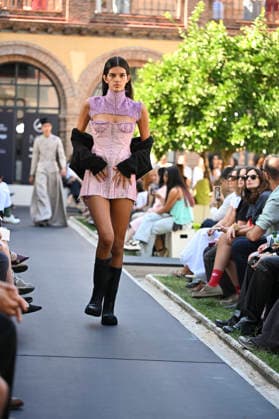 Apo Biyeyemete - Mercedes Benz Fashion Week Madrid, Spain - 19 Sep 2026 A model parades with Apo Biyeyemete a design during the Mercedes Benz Fashion Week Madrid at Cibeles Palace in Madrid. Madrid Spain Copyright: xAtilanoxGarciax xSOPAxImagesx PHOTO08807