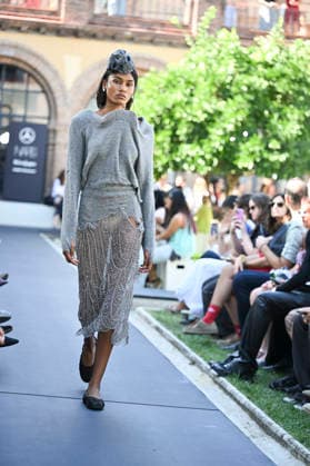 Apo Biyeyemete - Mercedes Benz Fashion Week Madrid, Spain - 19 Sep 2026 A model parades with Apo Biyeyemete a design during the Mercedes Benz Fashion Week Madrid at Cibeles Palace in Madrid. Madrid Spain Copyright: xAtilanoxGarciax xSOPAxImagesx PHOTO08815