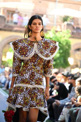 Apo Biyeyemete - Mercedes Benz Fashion Week Madrid, Spain - 19 Sep 2026 A model parades with Apo Biyeyemete a design during the Mercedes Benz Fashion Week Madrid at Cibeles Palace in Madrid. Madrid Spain Copyright: xAtilanoxGarciax xSOPAxImagesx PHOTO08829