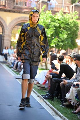 Apo Biyeyemete - Mercedes Benz Fashion Week Madrid, Spain - 19 Sep 2026 A model parades with Apo Biyeyemete a design during the Mercedes Benz Fashion Week Madrid at Cibeles Palace in Madrid. Madrid Spain Copyright: xAtilanoxGarciax xSOPAxImagesx PHOTO08839