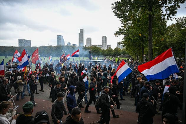 Anti-refugee riots in The Hague THE HAGUE, NETHERLANDS - SEPTEMBER 19: Riot police officers intervene as an anti-refugee demonstration turns violent in The Hague, Netherlands on September 19, 2026. Demonstrators clashed with law enforcement personnel attempting to disperse the crowd, resulting in attacks on police officers and multiple detentions. Mouneb Taim Anadolu The Hague Netherlands. Editorial use only. Please get in touch for any other usage.  Copyright: x2026xAnadoluxMounebxTaimx