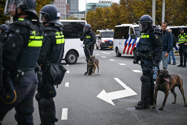 Anti-refugee riots in The Hague THE HAGUE, NETHERLANDS - SEPTEMBER 19: Riot police officers intervene as an anti-refugee demonstration turns violent in The Hague, Netherlands on September 19, 2026. Demonstrators clashed with law enforcement personnel attempting to disperse the crowd, resulting in attacks on police officers and multiple detentions. Mouneb Taim Anadolu The Hague Netherlands. Editorial use only. Please get in touch for any other usage.  Copyright: x2026xAnadoluxMounebxTaimx