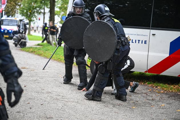 Anti-refugee riots in The Hague THE HAGUE, NETHERLANDS - SEPTEMBER 19: Riot police officers intervene as an anti-refugee demonstration turns violent in The Hague, Netherlands on September 19, 2026. Demonstrators clashed with law enforcement personnel attempting to disperse the crowd, resulting in attacks on police officers and multiple detentions. Mouneb Taim Anadolu The Hague Netherlands. Editorial use only. Please get in touch for any other usage.  Copyright: x2026xAnadoluxMounebxTaimx