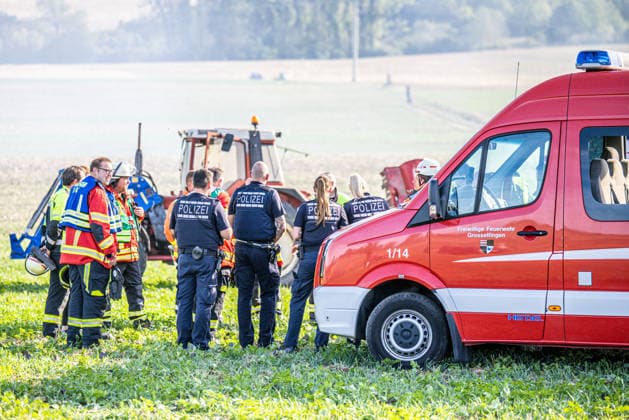 Fire on a Farm Near Grosselfingen Kills Chickens, A large column of black smoke from a fire at a farmstead on the K 7164 near Hinter dem Weiher in Grosselfingen is visible from afar. According to initial information from the police, chickens were killed in the fire. No inf Copyright: x xonw-imagesx xNicklasxWaltherx