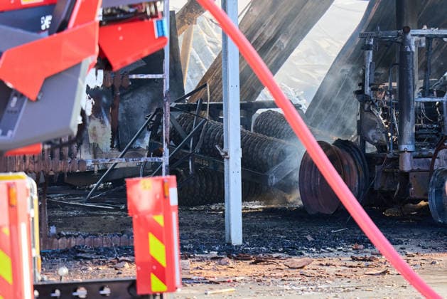 Fire on a Farm Near Grosselfingen Kills Chickens, A large column of black smoke from a fire at a farmstead on the K 7164 near Hinter dem Weiher in Grosselfingen is visible from afar. According to initial information from the police, chickens were killed in the fire. No inf Copyright: x xonw-imagesx xNicklasxWaltherx