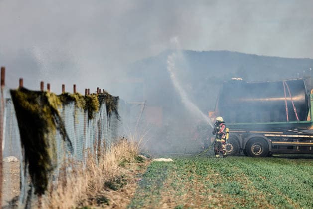 Fire on a Farm Near Grosselfingen Kills Chickens, A large column of black smoke from a fire at a farmstead on the K 7164 near Hinter dem Weiher in Grosselfingen is visible from afar. According to initial information from the police, chickens were killed in the fire. No inf Copyright: x xonw-imagesx xNicklasxWaltherx