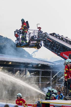 Fire on a Farm Near Grosselfingen Kills Chickens, A large column of black smoke from a fire at a farmstead on the K 7164 near Hinter dem Weiher in Grosselfingen is visible from afar. According to initial information from the police, chickens were killed in the fire. No inf Copyright: x xonw-imagesx xNicklasxWaltherx