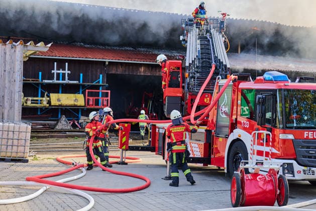 Fire on a Farm Near Grosselfingen Kills Chickens, A large column of black smoke from a fire at a farmstead on the K 7164 near Hinter dem Weiher in Grosselfingen is visible from afar. According to initial information from the police, chickens were killed in the fire. No inf Copyright: x xonw-imagesx xNicklasxWaltherx