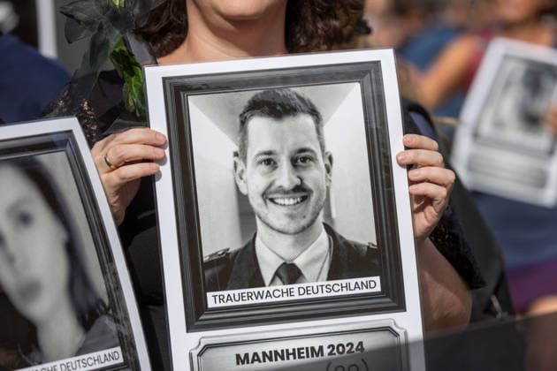Ein Bild erinnert an Rouven Laur, den 2024 in Mannheim ermordeten Polizisten