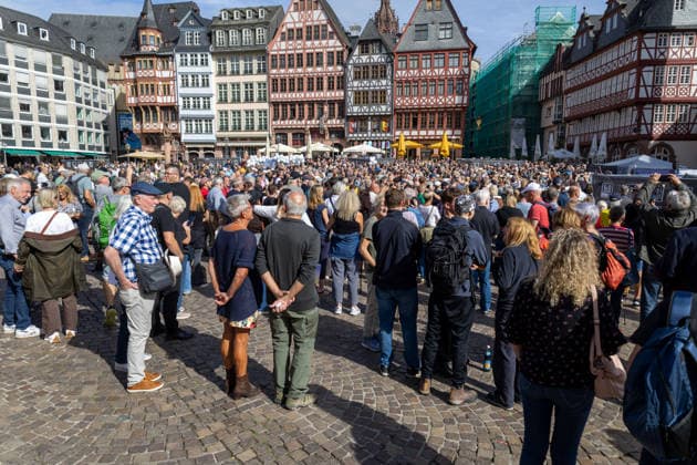Zahlreiche Menschen versammelten sich auf dem Römerberg