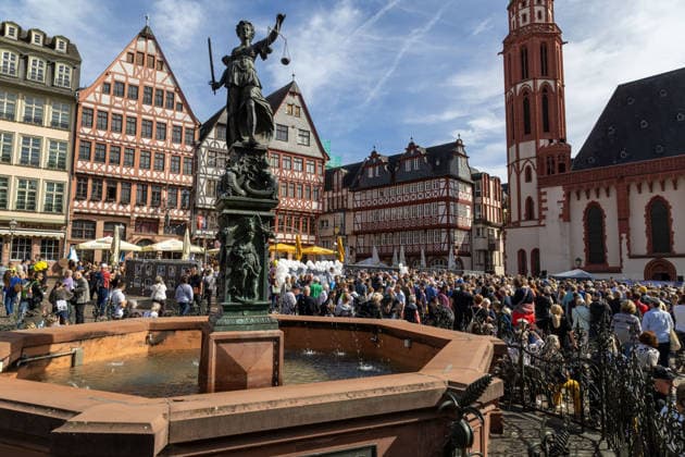 Zahlreiche Menschen versammelten sich auf dem Römerberg