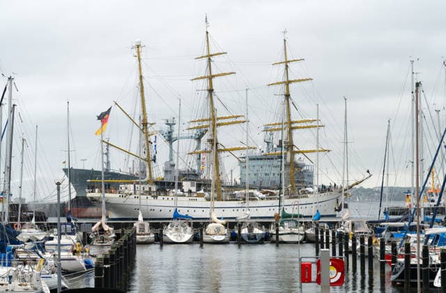 German Navy: The Gorch Fock training ship arrives in Kiel after a long voyage abroad. The Gorch Fock is towed to its berth at the Gorch Fock Pier at the Kiel Naval Base. Kiel, Kiel Fjord, Schleswig-Holstein, Germany