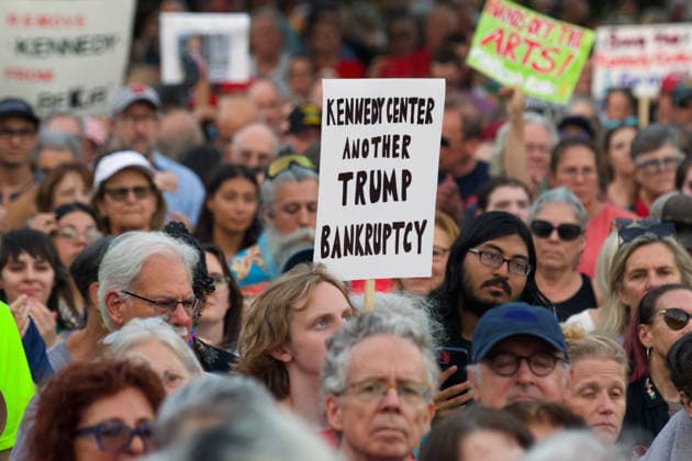 September 18, 2026, Washington, D.C, USA: Thousands of demonstrators gather outside the John F. Kennedy Center for the Performing Arts in Washington, D.C. Organized by the activist group Hands Off the Arts, the Hands Around the Kennedy Center rally drew participants to the iconic cultural venue to protest President Donald Trump s recent threats to demolish the building. Washington USA - ZUMAd225 20260918_znp_d225_008 Copyright: xZoraidaxDiazx