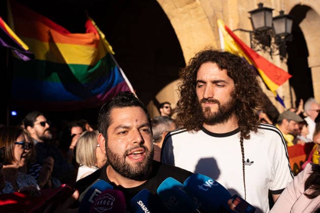 Protest against attacks on activists during the San Mateo Festival in Oviedo. The activists who were attacked, Rubén Rosón and Jorge Fernández, during a demonstration protesting the assault suffered by activists during the San Mateo Festival, in the Town Hall Square, on September 19, 2026, in Oviedo, Asturias, Spain. The assault took place in Oviedo’s Cathedral Square, where the two victims were volunteering at one of the booths set up by the organization Fiestes Populares as part of the San Mateo festivities. Oviedo’s Court of First Instance No. 3 has granted provisional release to the five young people arrested and charged with the assault. SEPTEMBER 19, 2026 PROTEST ASSAULT ON ACTIVIST Oviedo, Asturias Oviedo, Asturias, Spain  Copyright: xJuanxVegax 7786560