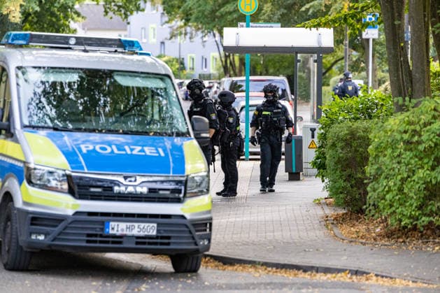 Shooting in Frankfurt-Eckenheim, September 19, 2026. According to a police media release, shots were fired in Frankfurt-Eckenheim. A large police contingent has been on the scene since early Saturday evening. The incident spans several locations, including Sigmund Freud Street and Niederborn Street. The circumstances ar